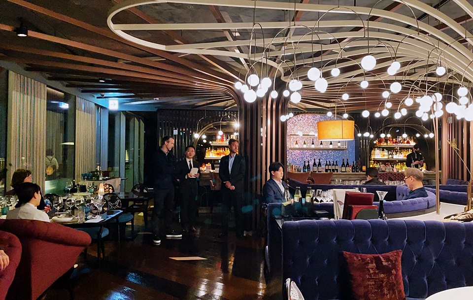 여의도 페어몬트 앰버서더 호텔 서울의 레스토랑 마리포사에서 더 힐트&호나타 와인메이커스 VIP 디너가 진행되고 있다