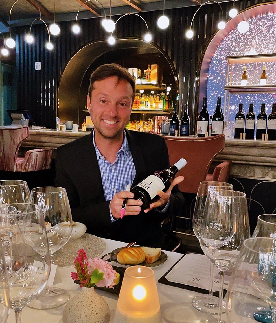 스포츠 재벌 스탠리 크롱키가 선택한 천재 와인메이커 맷 디즈(Matt Dees), 필자의 와인셀러에 있던 더 힐트 샤도네이 와인 보틀에 그의 사인을 서명하고 있다