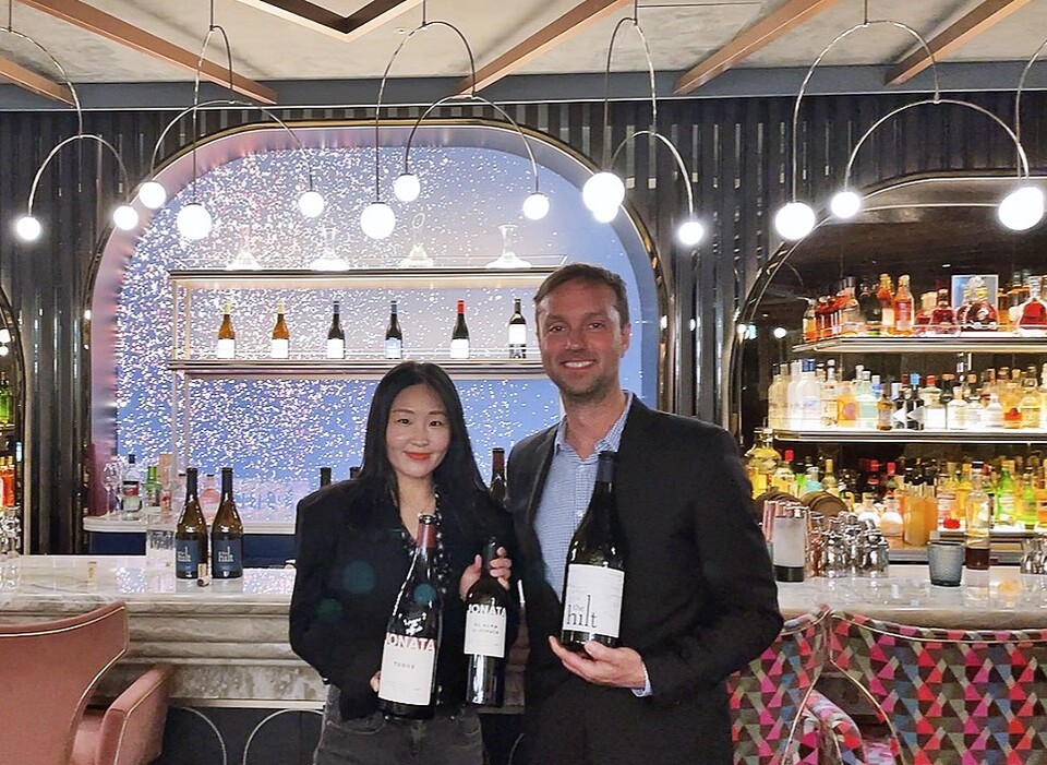 와인메이커스 디너 현장에서 도윤 기자와 맷 디즈(Matt Dees) 와인메이커