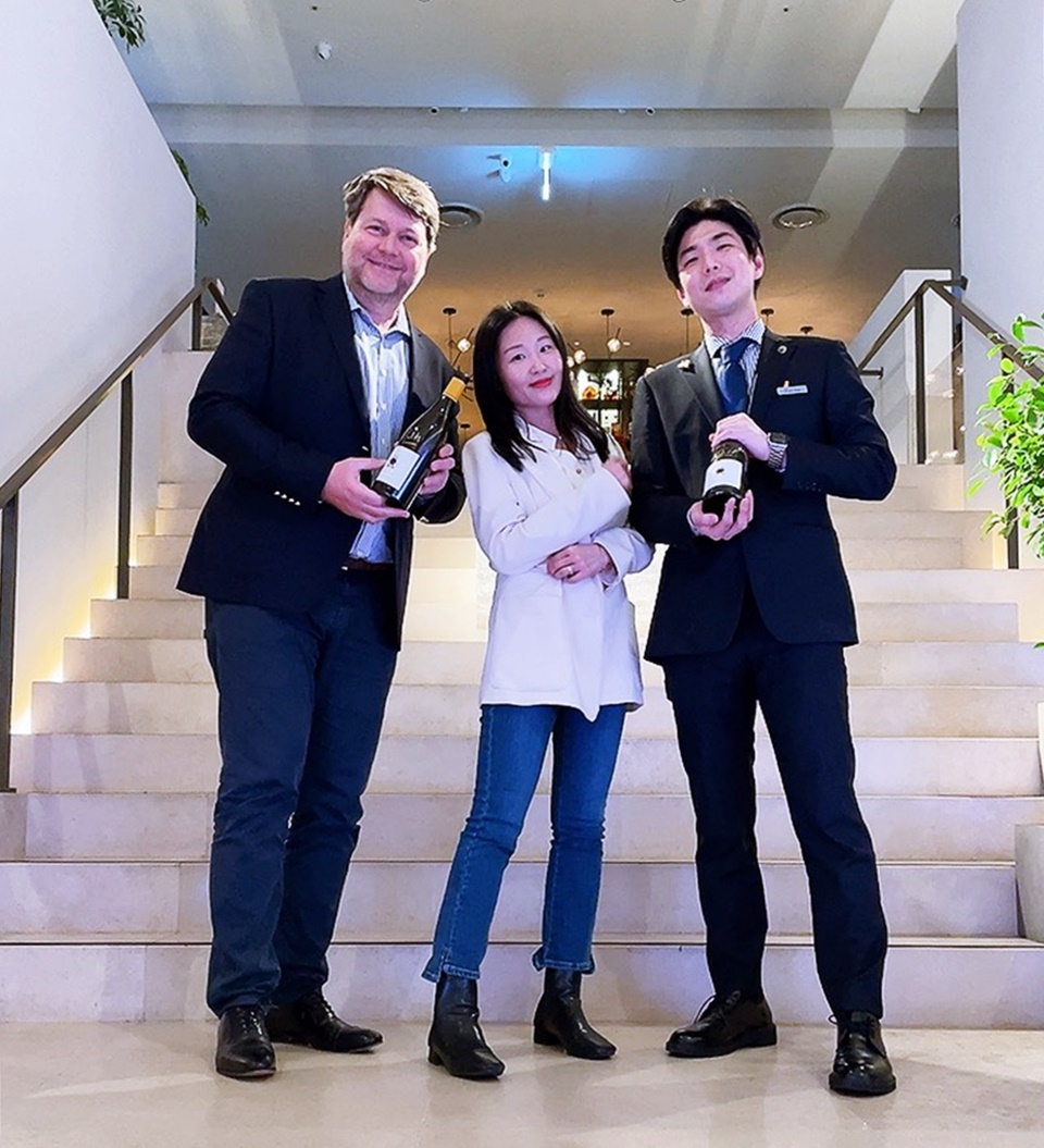 북론 와인 명가 '알렉산드린(Alexandrins)' 메종&도멘의 니콜라스 자불레(Nicolas Jaboulet)가 방한하여 안다즈 서울 강남 조각보 레스토랑에서 VIP 디너가 진행됐다. 니콜라스 자불레는 2006년 프랑스 남부의 와인 브랜드 '니콜라스 페랑'을 만들었다. (왼쪽부터) 니콜라스 자불레, 도윤 기자, 안다즈 서울 강남의 배정환 소믈리에