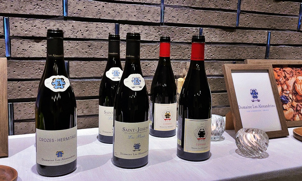 디너에 소개된 '알렉산드린(Les Alexandrins)' 메종&도멘 와인들, (왼쪽부터) 도멘 알렉산드린 크로제 에르미타쥬 루즈(Domaine Les Alexandrins Croze-Hermitage Rouge) 2017, 도멘 알렉산드린 생 조셉(Domaines Les Alexandrins Saint Joseph) 2019, 메종 알렉산드린 코르나스(Maison Les Alexandrins Cornas) 2019