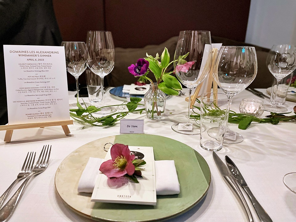 안다즈(Andaz)는 '퍼스널 스타일'이라는 뜻으로, 손님의 개성을 중요하게 생각, 지역에 따라 각각 다른 독특한 개성을 선보이는 하얏트 호텔의 체인으로, 안다즈 서울 강남 조각보 레스토랑에서는 고객들을 위한 다양한 해사와 이벤트들이 준비되고 있다.