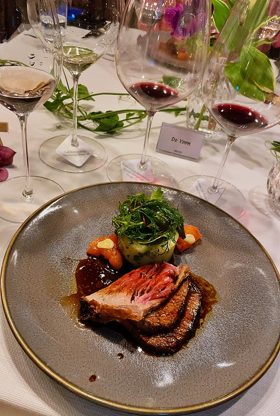 미국산 본 인 립아이(Dry Aged U.S Beef Bone In Ryb Eye), 부드러운 립아이에 으깬 감자, 토마토 콩피, 와인소스를 곁들여 풍부한 맛의 코르나스 와인과 훌륭한 매칭을 보여줬다.