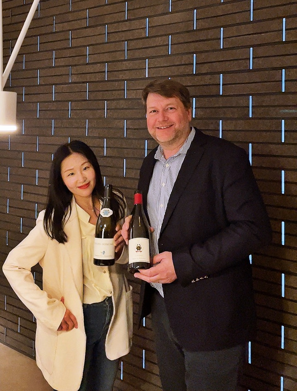 알렉산드린 에르미따주 블랑과 코르나스 와인을 들고 있는 도윤 기자와 니콜라스 자불레