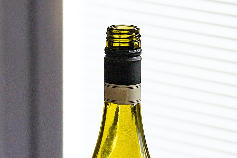 일반적으로 와인병 목부분에는 플라스틱이나 포일로 감싼 슬리브 포장이 있다.