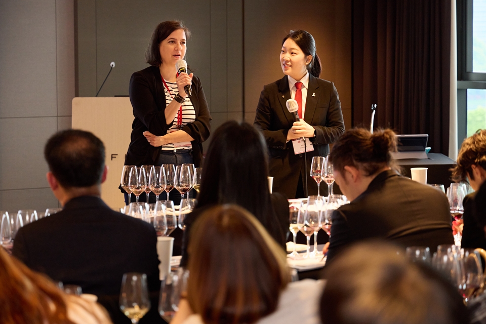 연사를 맡은 보졸레 와인 협회(Interbeaujolais) 디렉터 카롤린 산토요(Caroline Santoyo)와 통역을 맡은 양윤주 소믈리에 (사진=소펙사 코리아)