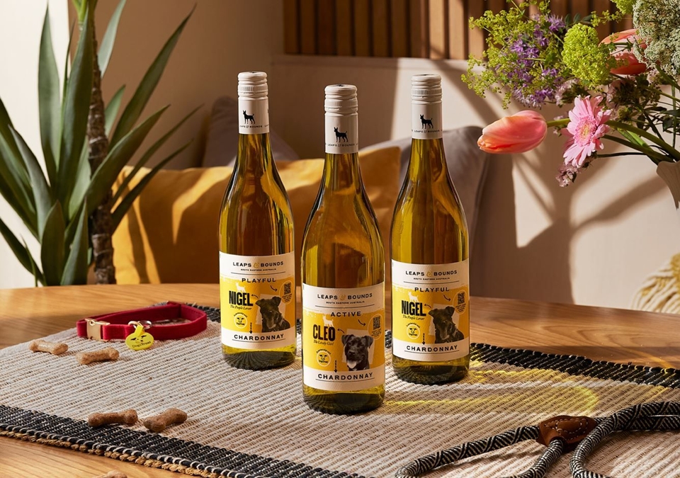 와인 라벨에는 새로운 보금자리가 필요한 유기견들의 이름과 사진이 있다. (사진=LEAPS & BOUNDS)