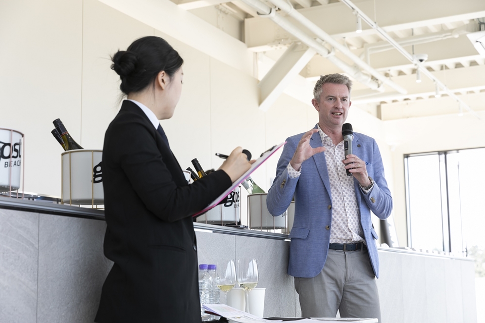 뉴질랜드 소비뇽 블랑에 대해 설명 중인 양윤주 소믈리에와 스티븐 블레어 NZTE 대표