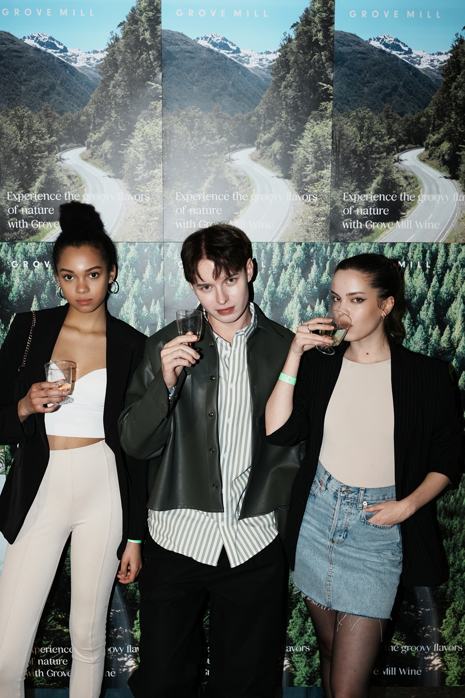 친환경 파티에서 그로브밀 와인을 즐기고 있는 모델들의 모습 (사진=FON STUDIO (에프온스튜디오))