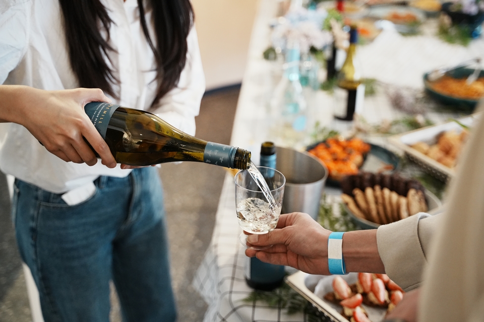참석자가 그로브밀 와인을 시음하고 있다 (사진=FON STUDIO (에프온스튜디오))