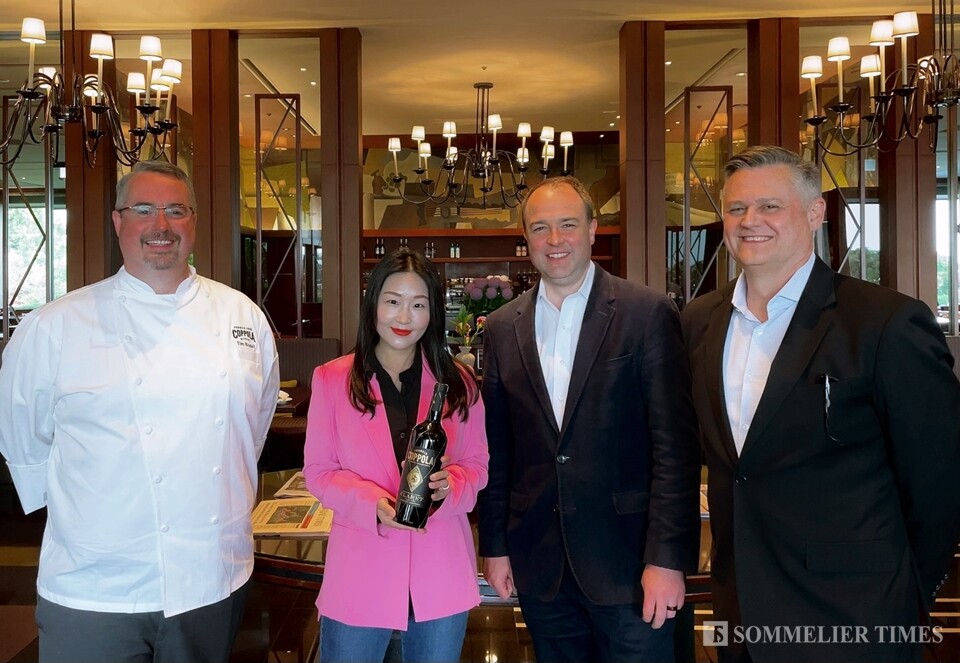 프란시스 포드 코폴라 와이너리의 레스토랑 '러스틱(Rustic)' 수석 셰프 팀 보델(Tim Bodell), 도윤 기자, 미국 와인기업 델리카토, 아시아 수출 매니저 톰 크릭스하우저(Tom Kriegshauser), 부사장 어윈 페츠넥(Erwin Petznek)이 그랜드 하얏트 디너 현장에서 포즈를 취하고 있다.