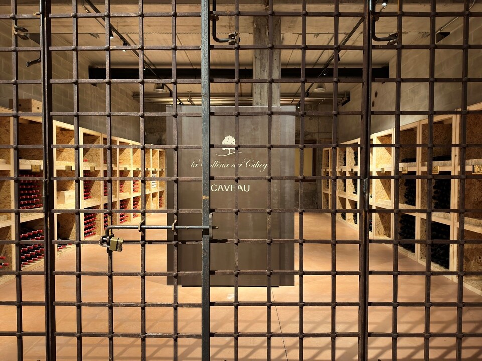 엉 프리뫼 클럽 회원이 구입한 아마로네는 셀러 내의 전용 카브에 보관된다. 각 칸마다 회원의 성명과 구매한 아마로네를 저장하고 있다.