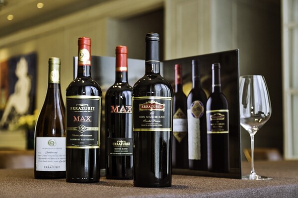 (왼쪽부터) 스페셜티 싱글빈야드 샤도네이(Specialties Single Vineyard Chardonnay), 맥스 150주년 까베르네 소비뇽(Max Cabernet Sauvignon), 맥스 마스터 블렌드(Max Master Blend), 그리고 아이콘 와인 돈 막시미아노(Don Maximiano)