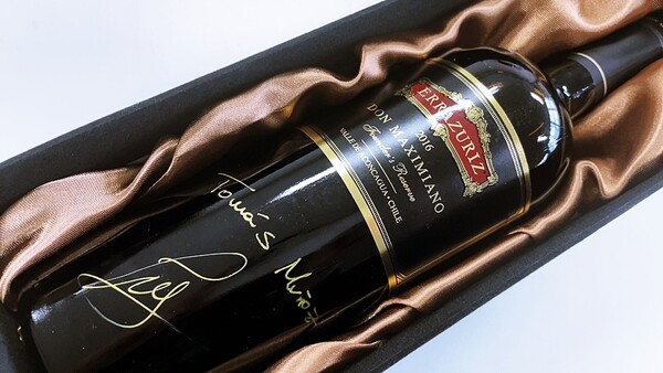 돈 막시미아노(Don Maximiano), 2013년 6월 7일 서울 밀레니엄 힐튼 호텔에서 있었던 '베를린 테이스팅'에서 2009년 빈티지가 1위에 선정됐다. 수석 와인메이커 토마스 무노즈(Tomás Muñoz)가  싸인을 보틀에 새겨 필자에게 선물한 돈 막시미아노 2016년 빈티지