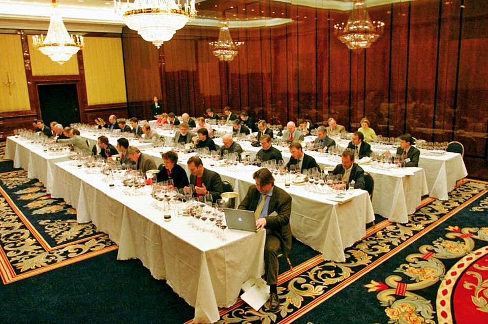 2004년 1월 23일 베를린 리츠칼튼 호텔에서 열린 '베를린 테이스팅' 현장. 전 세계 와인전문가 특히 유럽 쪽의 전문인들이 초청되어 에라주리즈의 와인들과 보르도 5대 샤토 그리고 수퍼 투스칸 와인을 블라인드 테이스팅했다. 그 결과 1, 2위는 에라주리즈의 비냐 채드윅 2000, 세냐 2001년 빈티지가 차지했다.