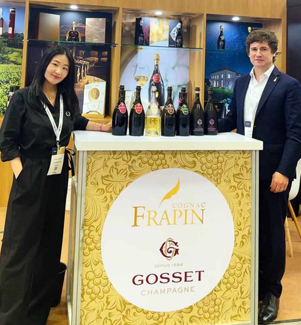 필자와 비넥스포 아시아에 참석한 샴페인 고세의 오너
