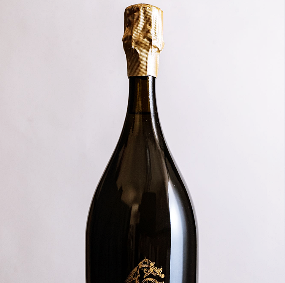 고세만의 '앤티크 바틀' 기술이 담긴 병목은 병 숙성 시 더욱 우아한 스타일의 샴페인을 빚어낼 수 있게 한다.