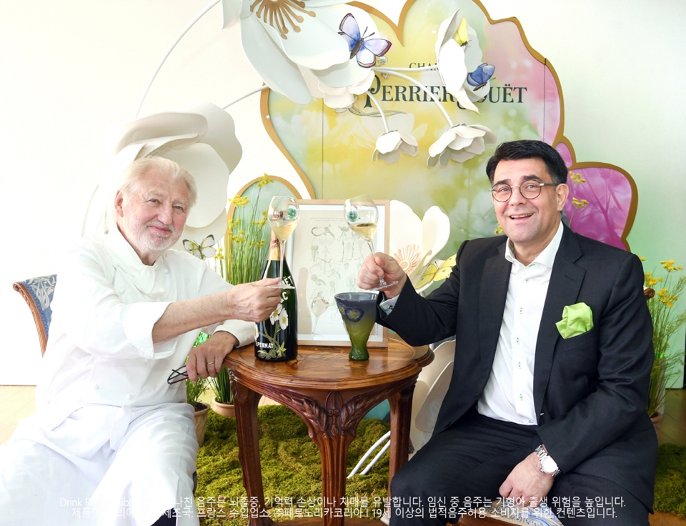 셰프 피에르 가니에르(좌)와 페르노리카코리아 프란츠 호튼 대표(우)가 페리에 주에 아네모네 120주년 기념 행사에서 포즈를 취하고 있다. (사진=페르노리카 코리아)