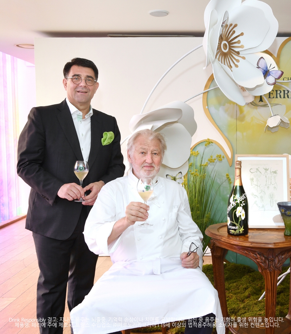 페르노리카코리아 프란츠 호튼 대표(좌)와 셰프 피에르 가니에르(우)가 페리에 주에 아네모네 120주년 기념 행사에서 포즈를 취하고 있다 (사진=페르노리카 코리아)