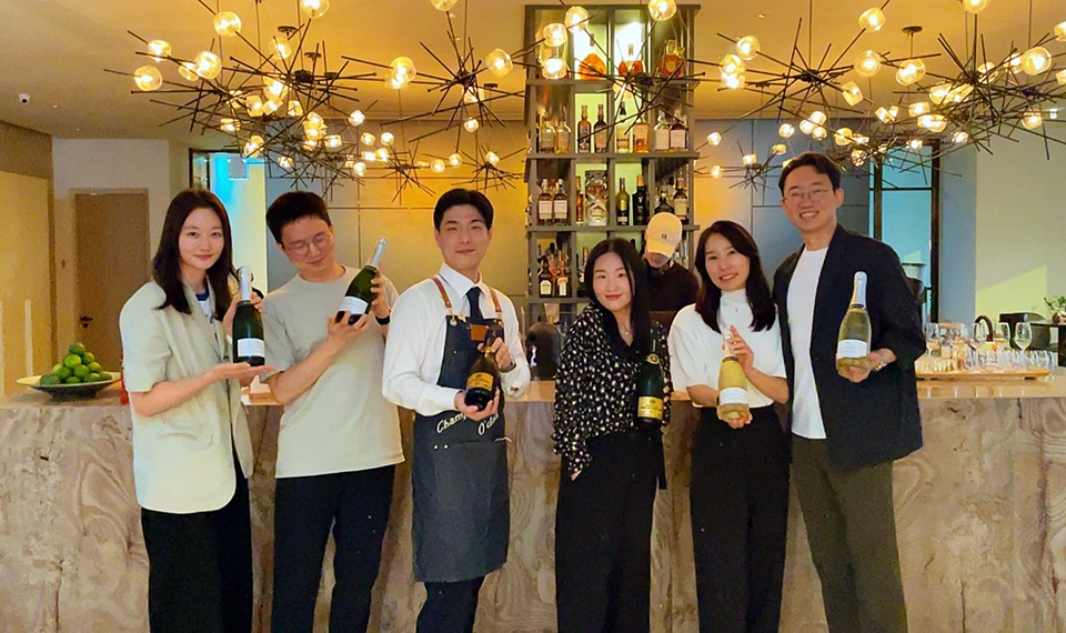 안다즈 서울 강남 호텔에서 열린  '안다즈 샴페인 클래스(Andaz Champagne Class)', 샴페인 폴 당장 앰버서더 배정환 소믈리에와 클래스 참석자들
