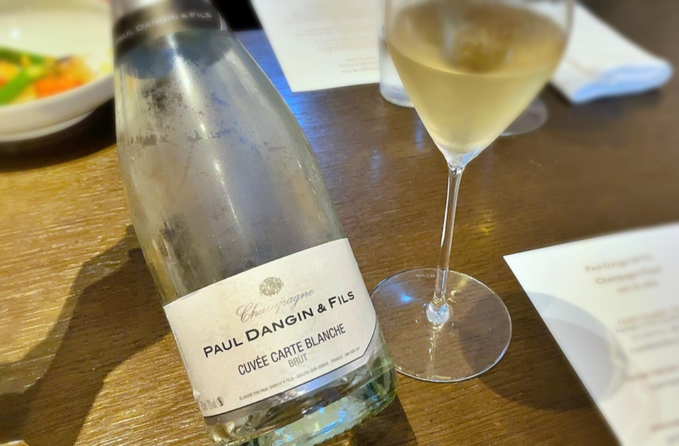 엘리자베스 2세 여왕을 위해 영국 왕실에 직납되기도 한 샴페인 폴 당장 뀌베 '카르트 블랑쉬'(Paul Dangin & Fils, Cuvée Carte Blanche) Brut NV