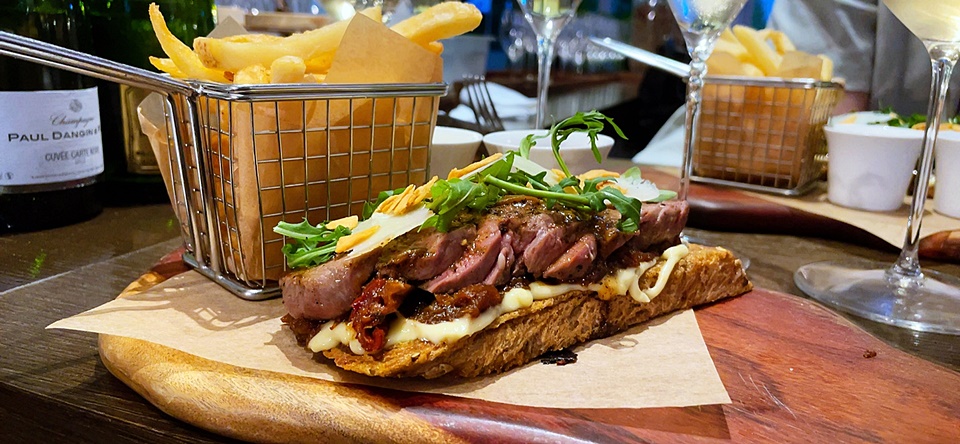 안다즈 오픈 AI 스테이크 샌드위치는 저희 안다즈 서울 강남이 국내 호텔 최초로 도입한 AI 쉐프 그릴 로봇은 미쉐린 스타 레스토랑 출신의 총주방장 “다미앙 셀므“가 최상의 품질로 조리한 스테이크를 분자 센서로 정확하게 분석해 쉐프가 조리한 스테이크 맛과 질감을 동일하게 구현하면서 AI 쉐프 로봇