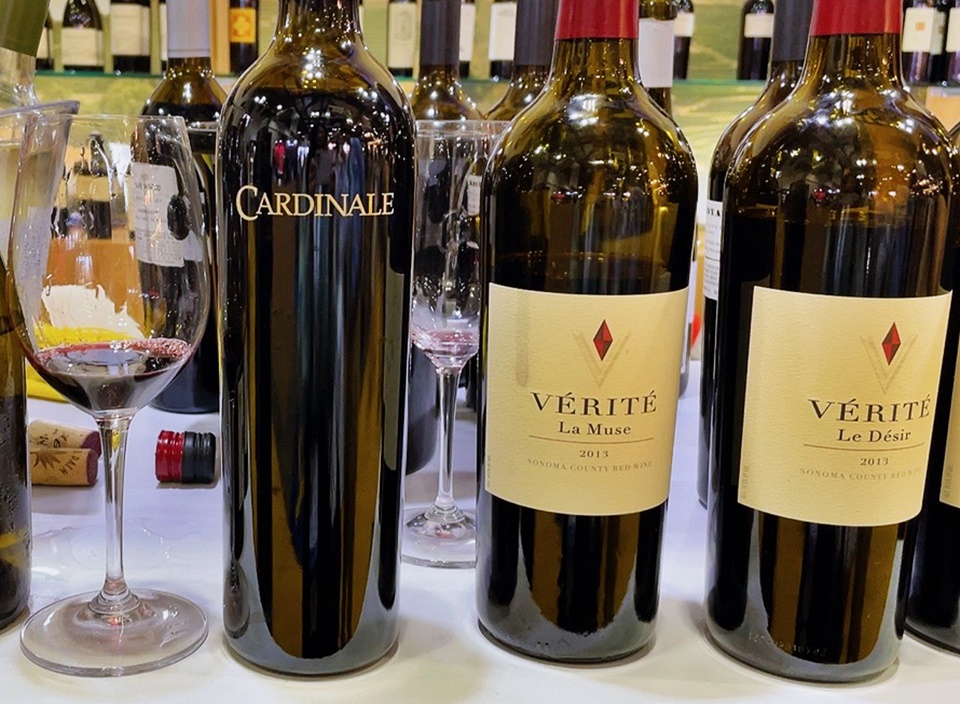 싱가포르에서 열린 비넥스포 아시아 2023에서 미국 와인제국 잭슨 패밀리가 캘리포니아 나파밸리 지역의 컬트와인 '카디날(Cardinale)'과 '베리테(Verite)'를 선보이고 있다.