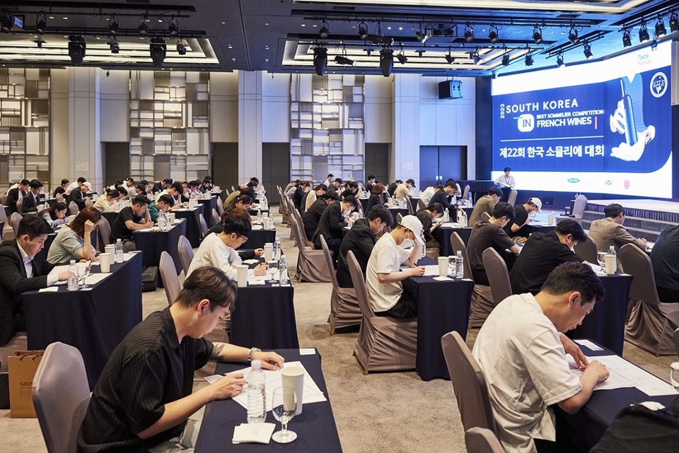 ‘제22회 한국 소믈리에 대회’ 예선 시험을 치르고 있는 수험자들 (사진=소펙사코리아)