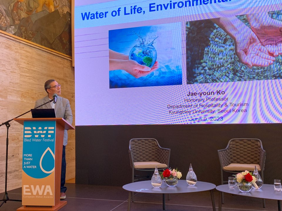 'Water of Life, Environmental Pollution and Health'라는 주제로 발표를 하고 있는 고재윤 협회장