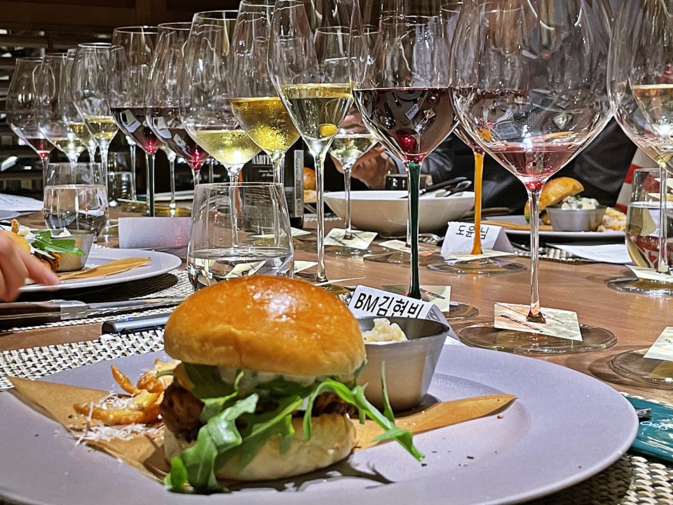 현대백화점 무역센터점에 위치한 와인웍스에서 전문 미디어가 참석한 가운데 나라셀라의 김현빈 BM의 진행으로 마리타나(MARITANA) 디너가 열렸다.