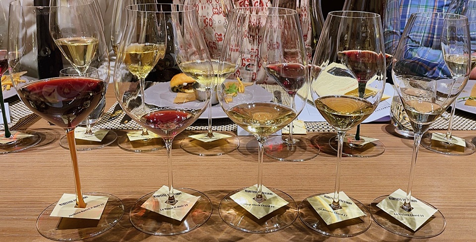 마리타나 각 와인들의 색깔이 표현된 와인 글래스 사진.