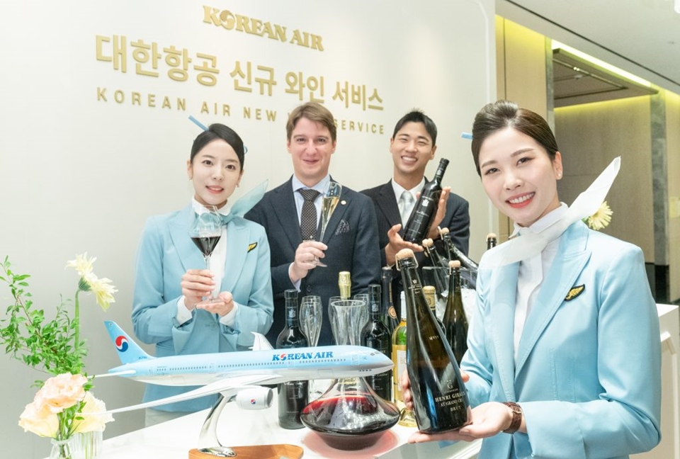 지난 10월 13일, 서울 포시즌스 호텔에서 열린 신규 기내 와인 발표회에서 마크 알머트(왼쪽에서 두 번째)와 대한항공 객실 승무원들이 기념 촬영을 하는 모습 (사진=대한항공)