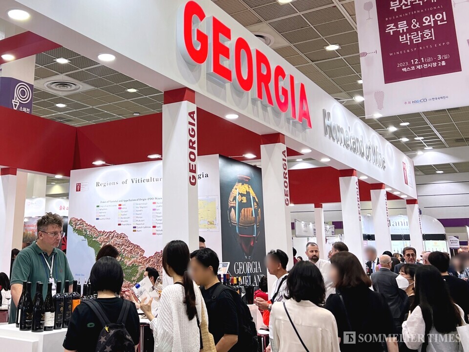 가장 눈에 띄는 행사 부스를 자랑하는 '조지아 와인'