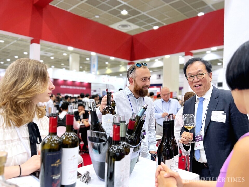 조지아 와인 부스에서 와이너리 관계자와 현장 미팅을 진행하고 있는 모습.