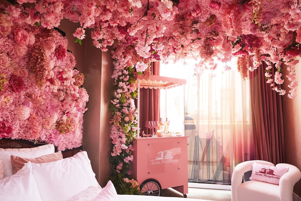 5만 개의 장미 꽃잎으로 장식된 인스타그래머블한 객실 (사진=Santa Margher-suita at the Walker Hotel)