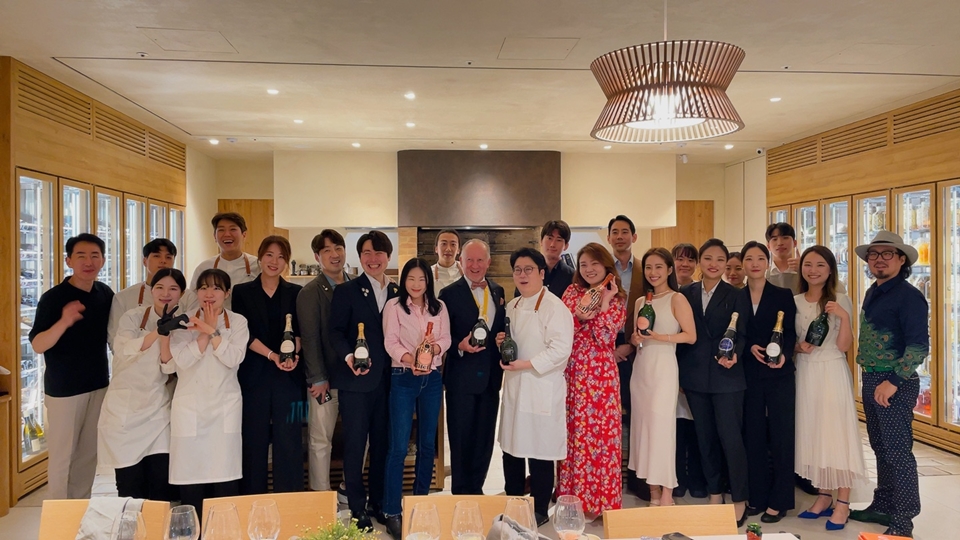 샴페인 로랑 페리에 VIP 행사를 위해 방한한 필립 소제드(Philippe Sauzedde)와 와인전문인, 샴페인 애호가들