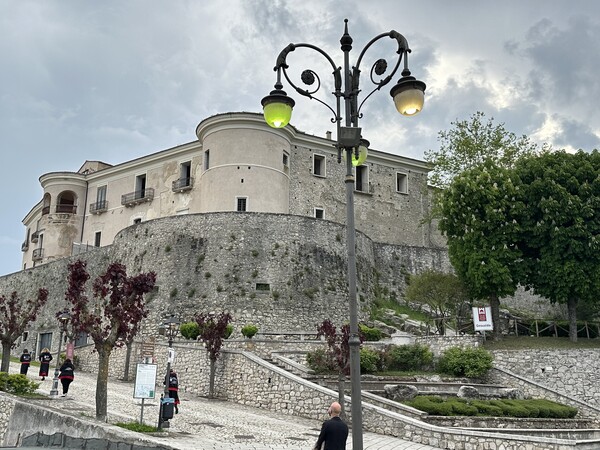 개막식이 열린 제수알도 고성. 7~9세기경에 지어진 요새로 16세기 중반에 카를로 제수알도가 성으로 개조했다