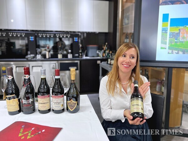 이탈리아 와인 브랜드 그룹(IWB)의 수출매니저 '버베나 비아시오르(Verbena Biasior)가 '지오다노(GIORDANO)' 브랜드를 설명하고 있다.