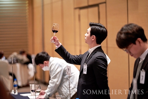 2022 '제2회 대전시민 소믈리에 경기대회' 참가자가 와인의 컬러를 확인하고 있다.