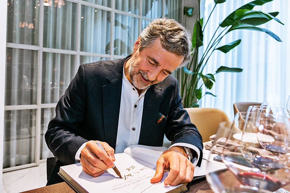 '베를린 와인 테이스팅' 책에 친필 싸인을 하고 있는 에라주리즈의 에두아르도 채드윅 회장
