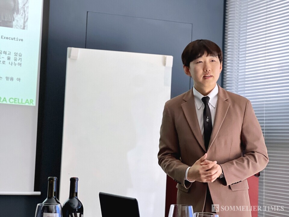 나라셀라의 PB와인 '레팡드르'를 소개하고 있는 김현빈 매니저 