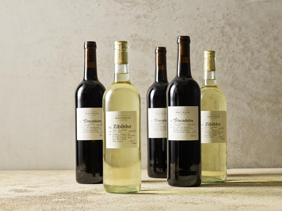 영국 식료품업체 웨이트로즈가 와인병 목부분의 포장재를 제거한 와인을 시험 판매한다. (사진=Waitrose)