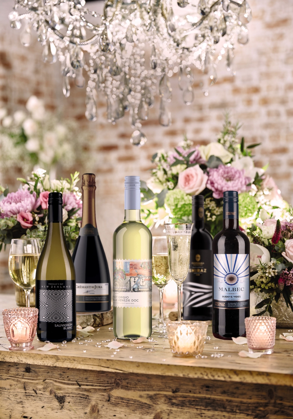 영국의 슈퍼마켓 체인 Aldi가 마스터 오브 와인 '샘 캐포른'과 함께 결혼식에 선택하기 좋은 와인 및 팁을 소개했다. (사진=Aldi)