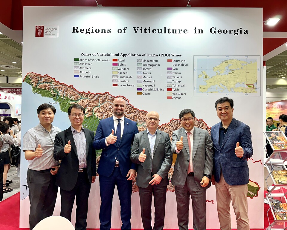 환경 보호 및 농업부의 노자드제(Nozadze) 차관(오른쪽에서 세번째) 및 한국의 기업인들과 서국제주류&와인박람회에서