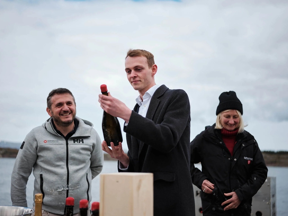 지난 5월, 북극해에서 숙성 과정을 거친 스파클링 와인의 시음회가 진행되었다. (사진=Rathfinny Wine Estate)