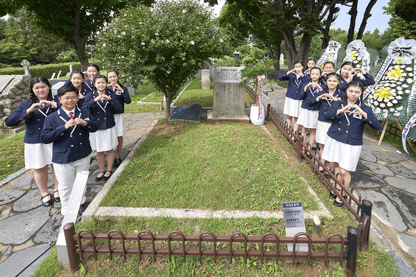역사청소년합창단 헐버트박사 묘소 앞에서 사랑 가득한 포즈를 취하고 있다. (사진=김병수)
