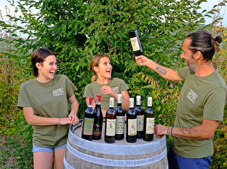 테레 디 삐에뜨라(Terre di Pietra)의 가족 딸 안나(Anna), 앨리스(Alice)그리고 와인메이커 크리스티아노(Cristiano), 테레 디 삐에뜨라는 가족과 와인에 대한 사랑이 가득한 이탈리아 베네토의 와이너리이다.