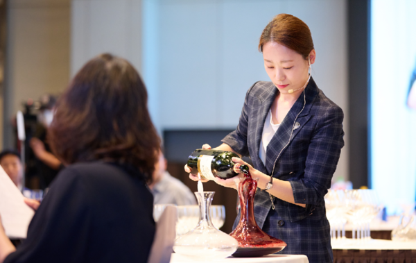 제22회 한국 소믈리에 대회 최종 우승, 윤효정 소믈리에 결선 시험 장면 - 매그넘 레드 와인 디캔팅 및 서비스 (사진=소펙사 코리아)
