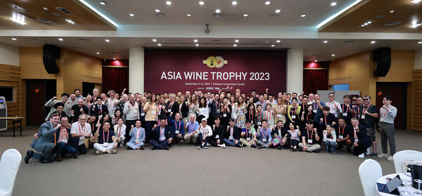 2023 아시아와인트로피 심사위원 단체 사진 (사진 : Asia Wine Trophy)