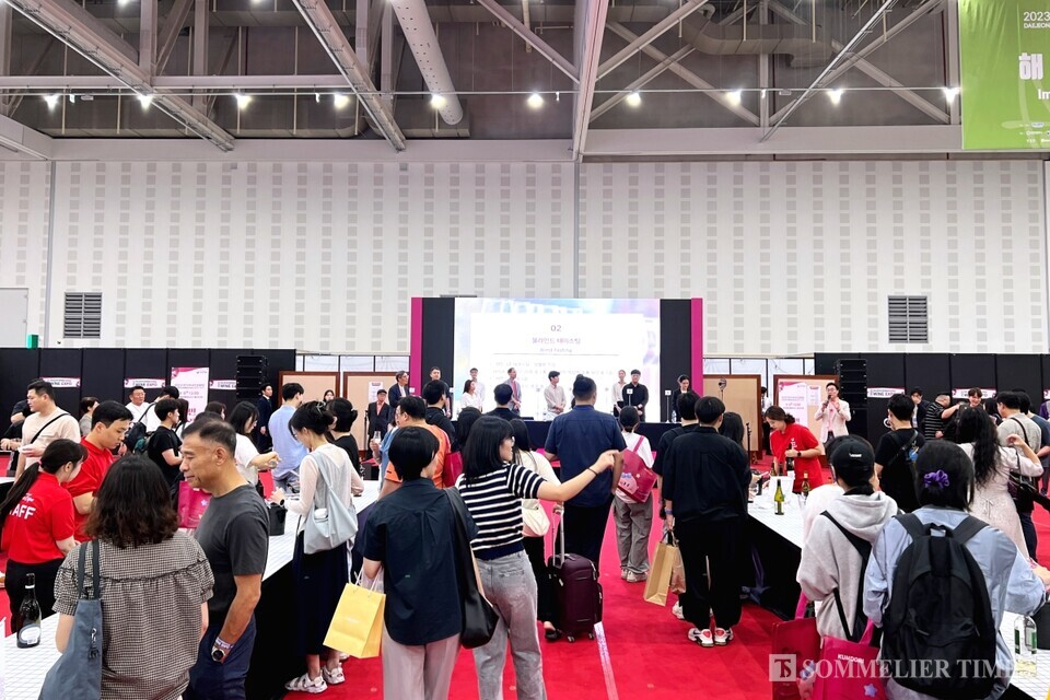 행사장 가운데 위치한 무대에서는 아시아와인트로피 와인 시음과 함께 대전시민 소믈리에 경기대회 결선 등 다양한 프로그램이 진행중이다.